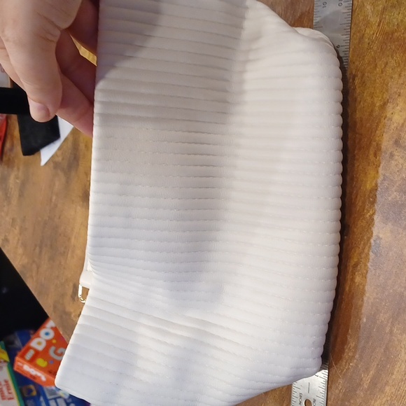 Super Soft pleated white leather Shoulder bag w/ Snap Closure +zipper pocket - Picture 7 of 8